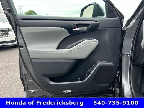 Used 2023 Toyota Highlander XLE FWD image 25
