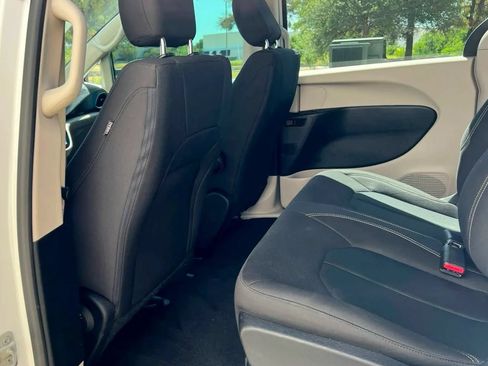Used 2020 Chrysler Voyager L FWD image 39