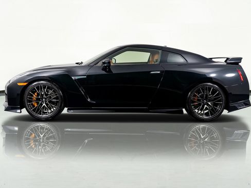 Used 2021 Nissan GT-R Premium image 18