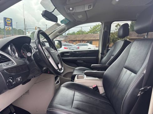 Used 2016 Chrysler Town & Country Touring FWD image 14