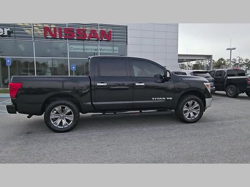 Used 2019 Nissan Titan SV w/ SV Convenience Package image 34