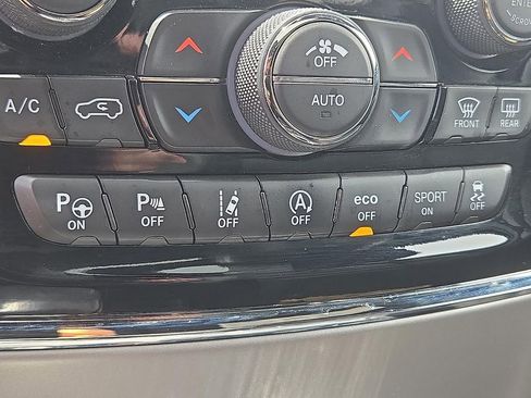 Used 2020 Jeep Grand Cherokee Overland AWD/4WD image 25