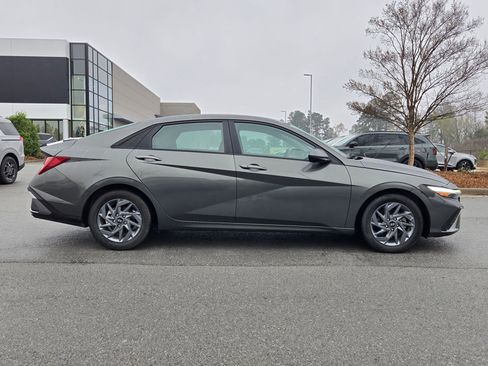Used 2024 Hyundai Elantra SEL image 8