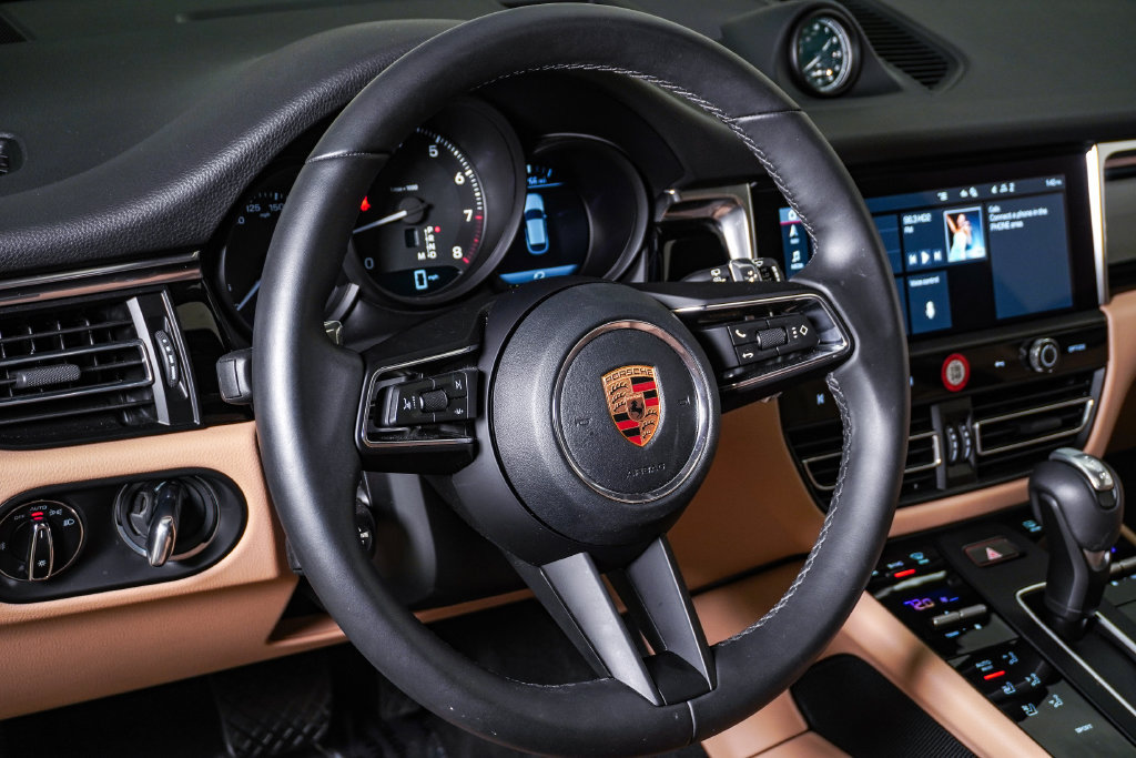 Certified 2026 Porsche Macan AWD/4WD image 18