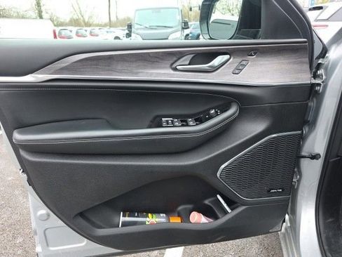 Used 2025 Jeep Grand Cherokee L Overland w/ Advanced Protech Group III image 9