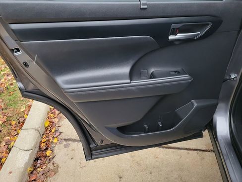 Used 2023 Toyota Highlander XLE image 46