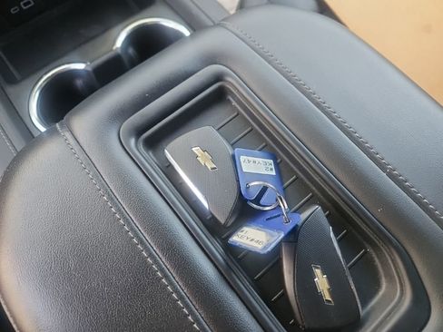 Used 2023 Chevrolet Suburban LT w/ Luxury Package RWD image 18