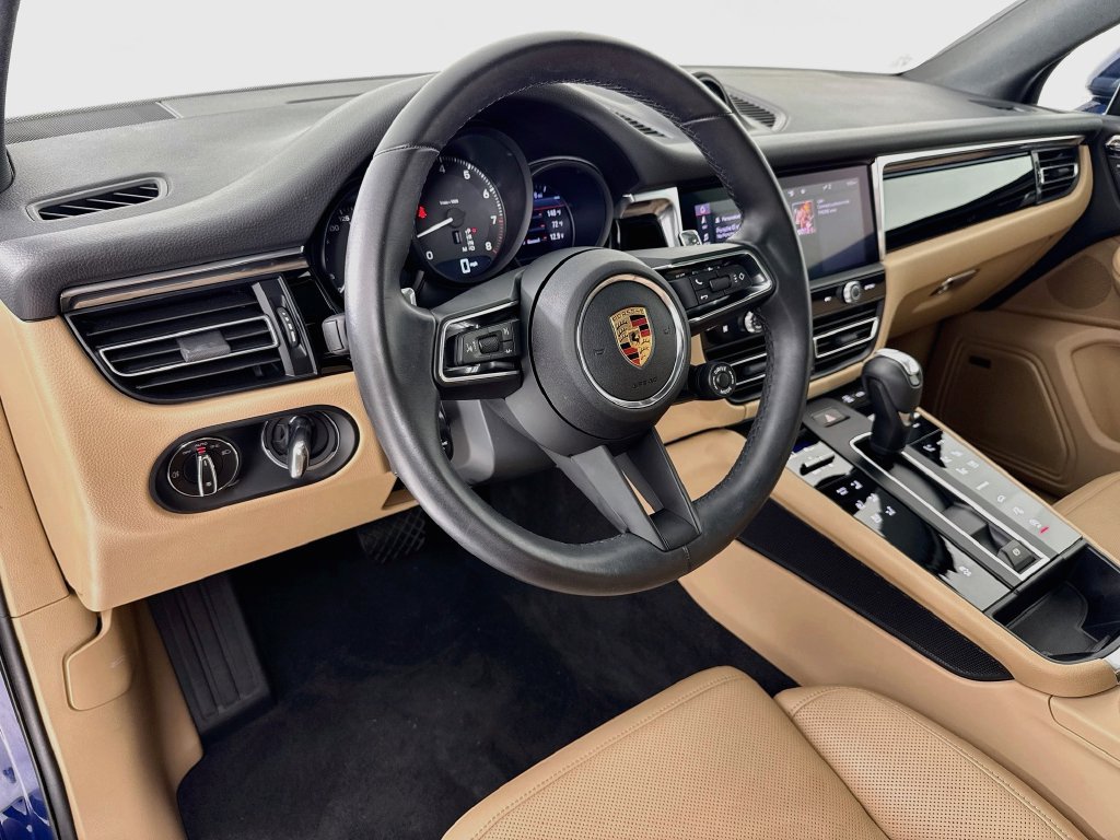 Certified 2025 Porsche Macan AWD/4WD image 4