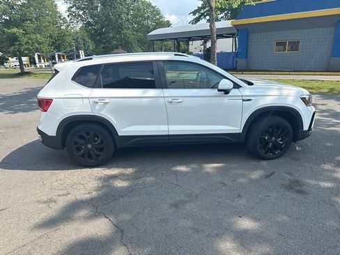 Used 2023 Volkswagen Taos SE w/ Panoramic Sunroof Package AWD/4WD image 7