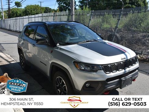 Used 2025 Jeep Compass Trailhawk AWD/4WD image 4