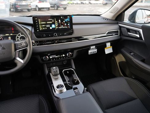 New 2026 Mitsubishi Outlander ES image 19