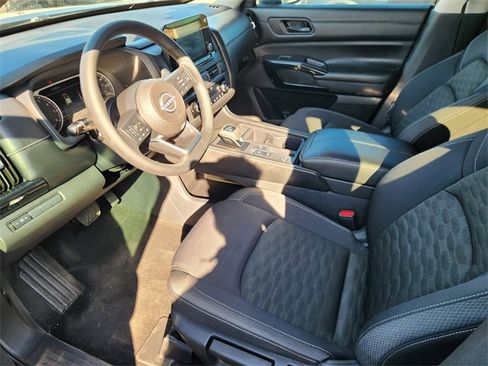 Used 2025 Nissan Pathfinder S image 8