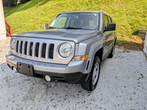 Used 2016 Jeep Patriot Sport w/ Power Value Group AWD/4WD image 4