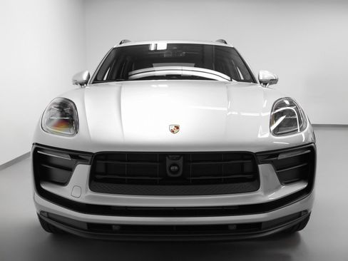 Certified 2026 Porsche Macan image 8