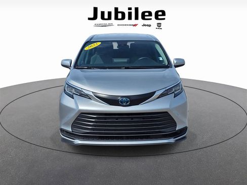 Used 2023 Toyota Sienna LE AWD/4WD image 2