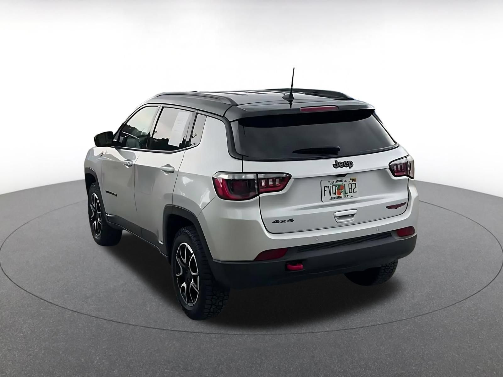 Used 2025 Jeep Compass Trailhawk AWD/4WD image 10