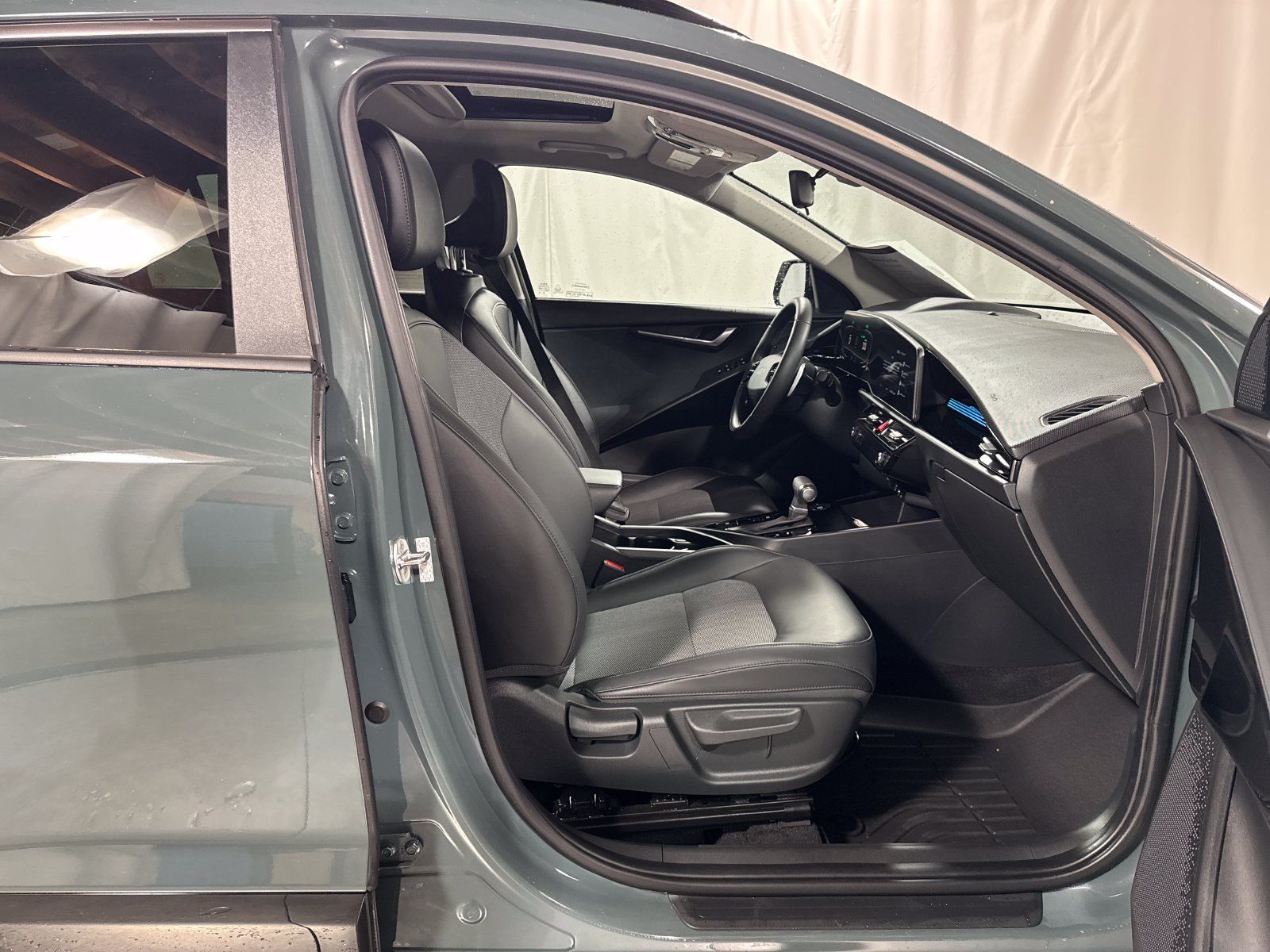 Used 2023 Kia Niro EX Touring FWD image 11