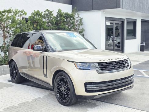 Used 2024 Land Rover Range Rover SE image 2