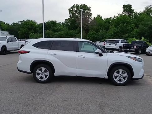 Used 2024 Toyota Highlander LE FWD image 9