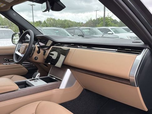 New 2026 Land Rover Range Rover SE image 17