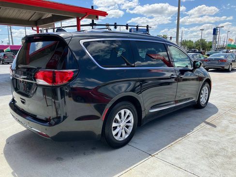 Used 2019 Chrysler Pacifica Touring-L FWD image 7