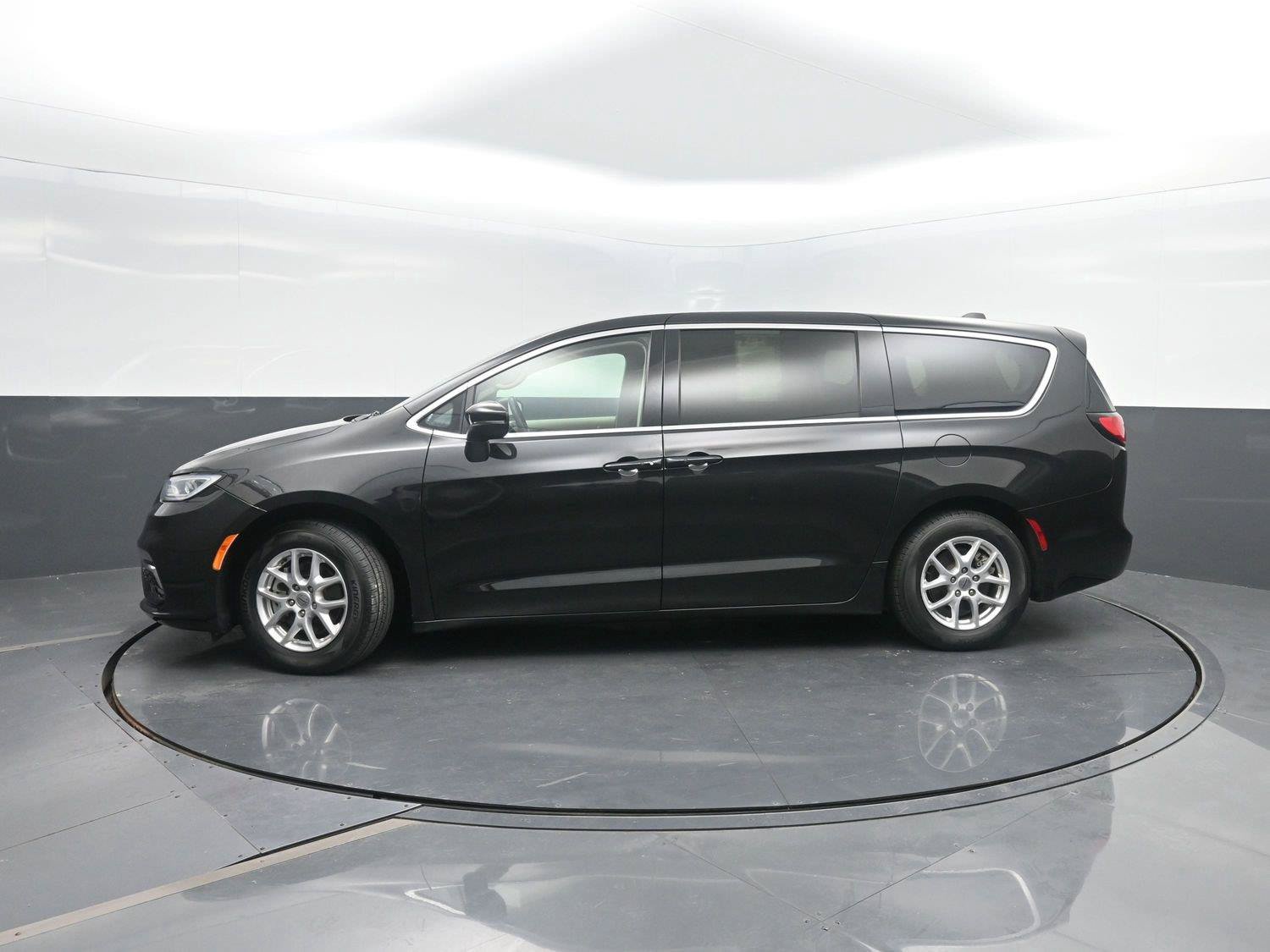 Used 2023 Chrysler Pacifica Touring-L FWD image 1