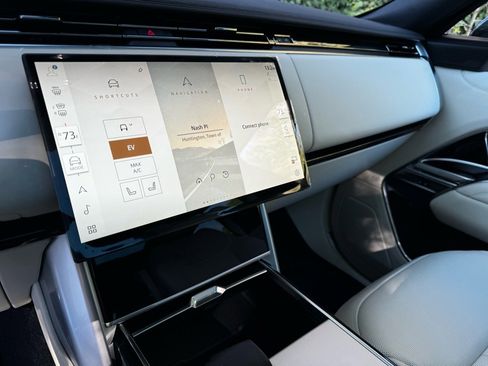 New 2025 Land Rover Range Rover SE image 12