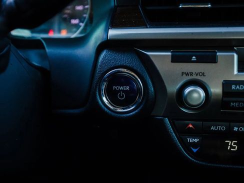 Used 2017 Lexus ES 300h w/ Luxury Package image 24