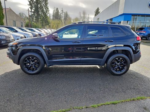 Used 2017 Jeep Cherokee Trailhawk image 2