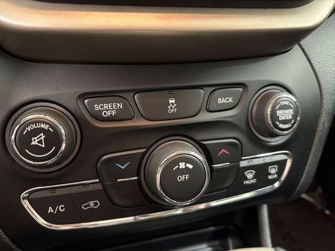 Used 2016 Jeep Cherokee Latitude w/ Safety/Convenience Group image 28