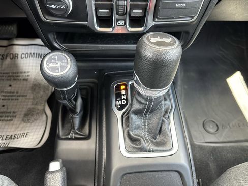 Used 2024 Jeep Wrangler Unlimited Sahara w/ Technology Group AWD/4WD image 27