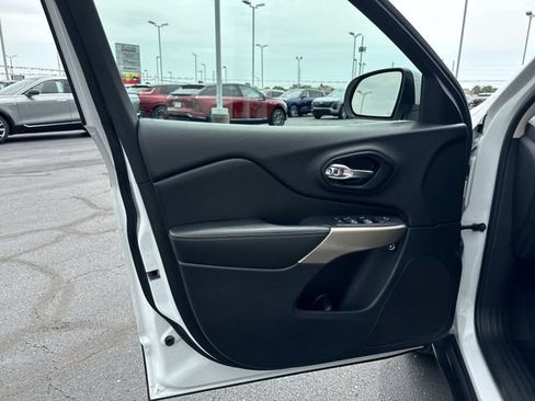 Used 2017 Jeep Cherokee Limited AWD/4WD image 9