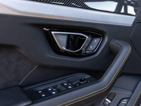 Used 2021 Lamborghini Urus AWD/4WD image 24