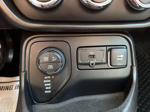Used 2017 Jeep Renegade Trailhawk AWD/4WD image 28