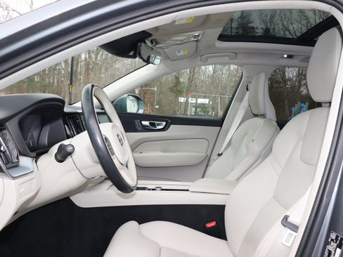 Used 2019 Volvo XC60 T6 Momentum w/ Premium Package image 11