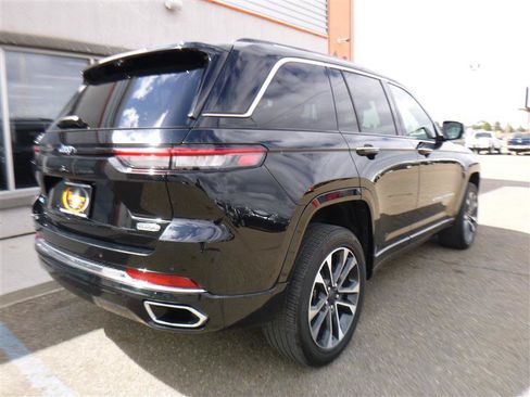 Used 2023 Jeep Grand Cherokee Overland w/ Advanced Protech Group III AWD/4WD image 3