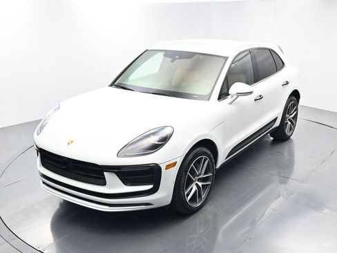 Certified 2024 Porsche Macan image 31