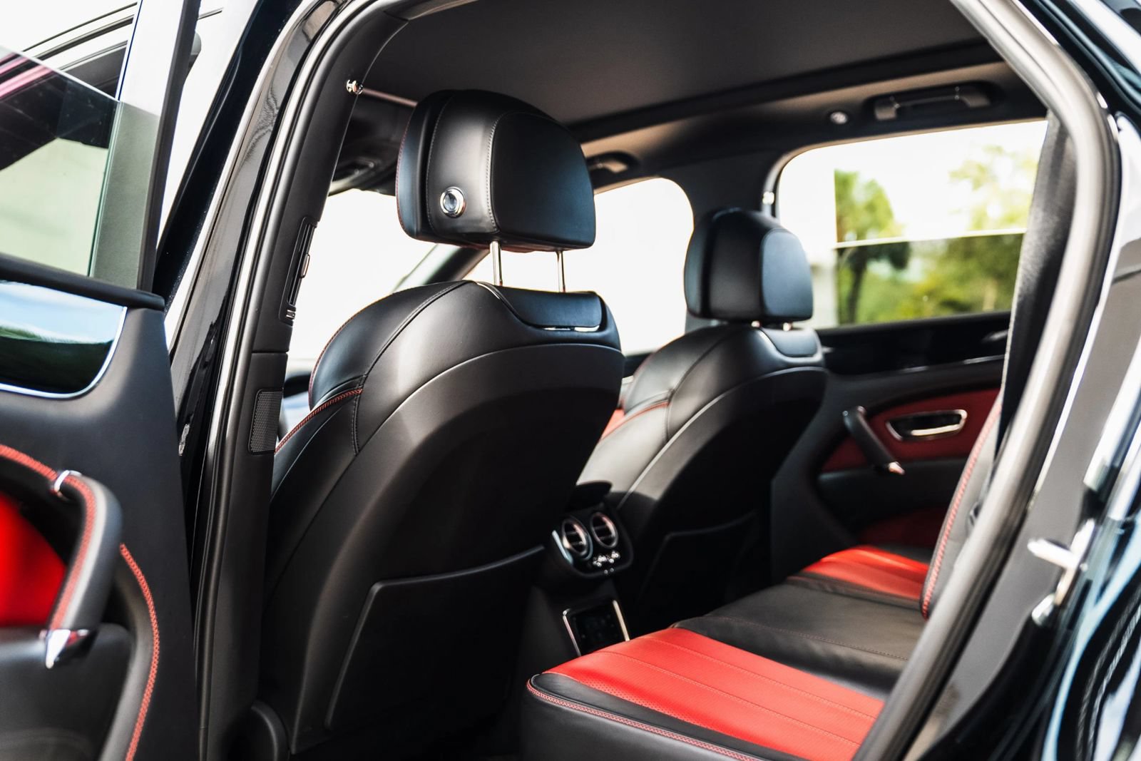 Used 2019 Bentley Bentayga AWD/4WD image 19