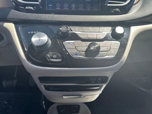 Used 2018 Chrysler Pacifica Touring-L Plus FWD image 17