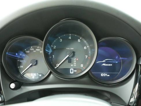 Certified 2025 Porsche Macan AWD/4WD image 27