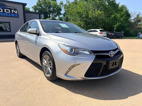 Used 2017 Toyota Camry SE FWD image 3