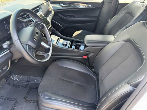 Used 2022 Jeep Grand Cherokee Altitude AWD/4WD image 9