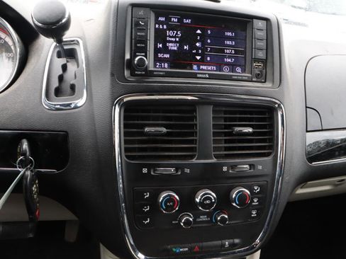 Used 2019 Dodge Grand Caravan SXT image 8