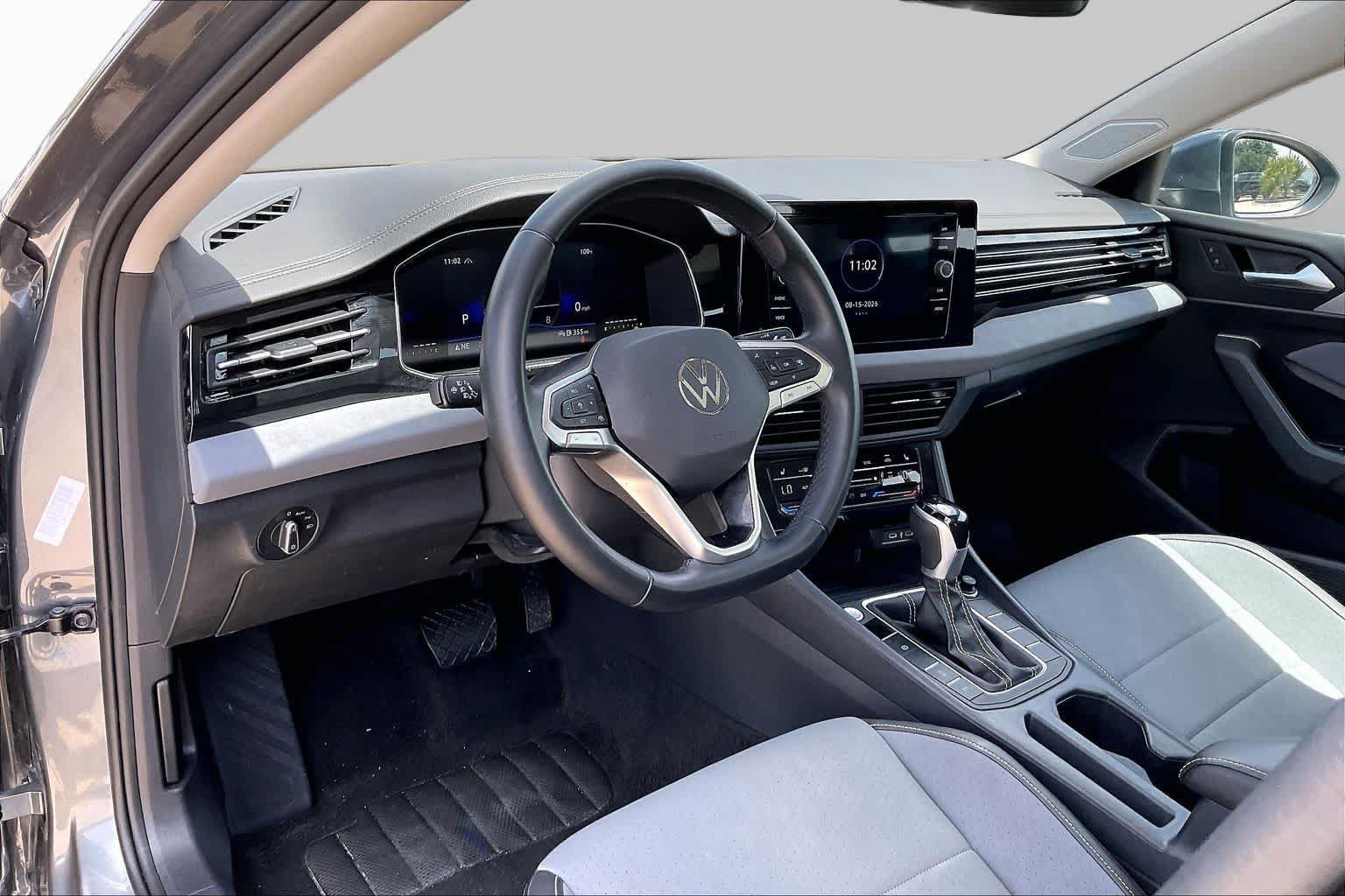 Used 2025 Volkswagen Jetta SE FWD image 18