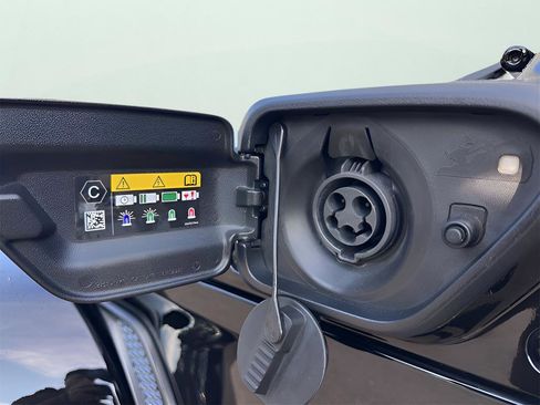 Used 2024 Jeep Wrangler High Altitude image 23