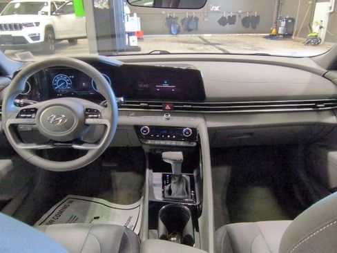 Used 2023 Hyundai Elantra SEL w/ Convenience Package FWD image 5