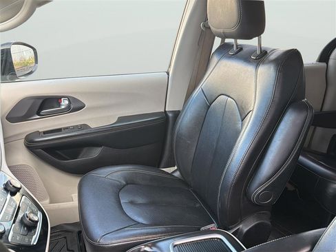 Used 2022 Chrysler Pacifica Touring-L FWD image 13