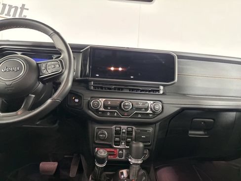 Used 2025 Jeep Gladiator Mojave AWD/4WD image 25