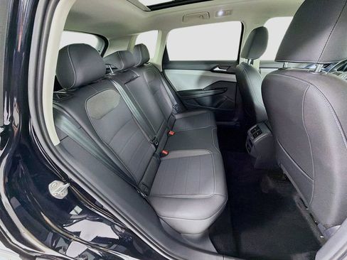 Used 2023 Volkswagen Taos SE w/ Panoramic Sunroof Package AWD/4WD image 26