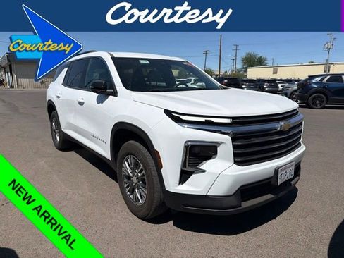 Used 2025 Chevrolet Traverse LT AWD/4WD image 1
